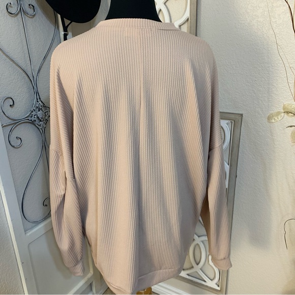 Lg design like new oversized neutral tan pullover shirt top - Picture 3 of 9